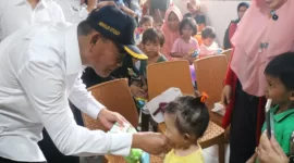 Menko Muhadjir saar beriteraksi dengan anak kecil.