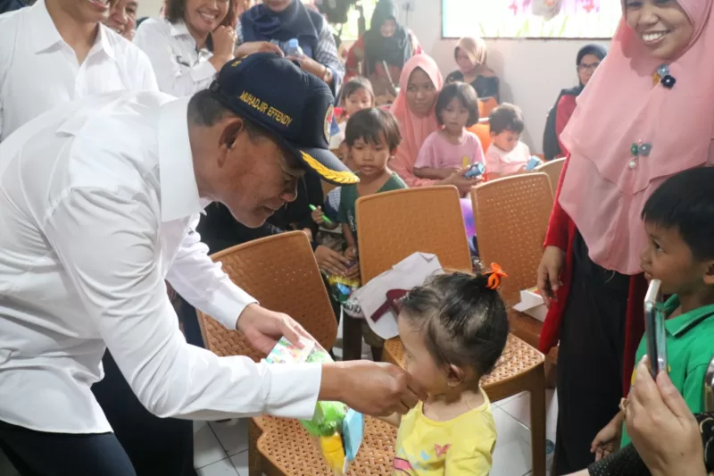 Menko Muhadjir saar beriteraksi dengan anak kecil.