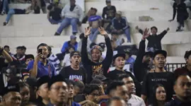Para suporter Aremania ikuti Munas di Hall Dome Universitas Muhammadiyah Malang (UMM), Kota Malang, Provinsi Jawa Timur, pada Minggu (2/6/2024).