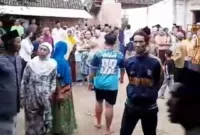 Para santri bersama warga desa setempat langsung mengeluarkan perabotan dirumah Kiai Rusdan.