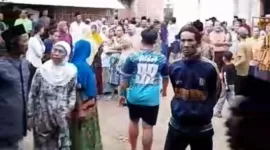 Para santri bersama warga desa setempat langsung mengeluarkan perabotan dirumah Kiai Rusdan.