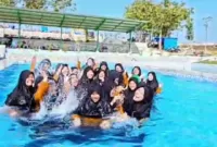 Anak-anak remaja saat menikmati kolam renang terpadu di Desa Sukosari Madiun.