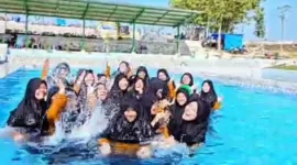 Anak-anak remaja saat menikmati kolam renang terpadu di Desa Sukosari Madiun.