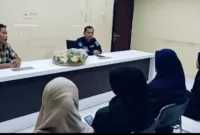 Mahasiswi saat mengunjungi Polresta Sidoarjo untuk pembelajaran program magang.