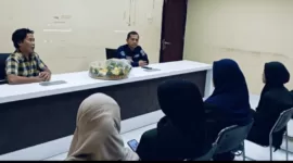 Mahasiswi saat mengunjungi Polresta Sidoarjo untuk pembelajaran program magang.