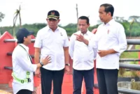 Presiden Jokowi didampingi Menteri Investasi/Kepala Badan Koordinasi Penanaman Modal Bahlil Lahadalia dan Menko PMK Muhadjir Effendy saat di IKN.