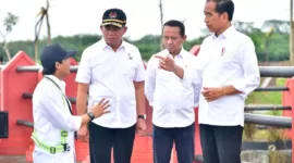 Presiden Jokowi didampingi Menteri Investasi/Kepala Badan Koordinasi Penanaman Modal Bahlil Lahadalia dan Menko PMK Muhadjir Effendy saat di IKN.
