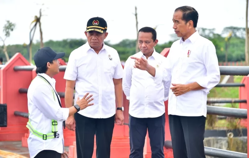 Presiden Jokowi didampingi Menteri Investasi/Kepala Badan Koordinasi Penanaman Modal Bahlil Lahadalia dan Menko PMK Muhadjir Effendy saat di IKN.