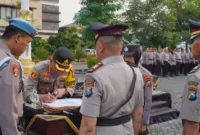Kapolresta Sidoarjo Kombes. Pol. Christian Tobing lakukan sertijab pada Kasat Binmas dan empat Kapolsek, Rabu (5/6/2024) sore di Lapangan Apel Polresta Sidoarjo.