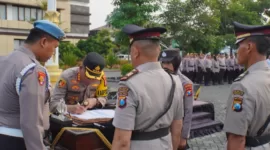 Kapolresta Sidoarjo Kombes. Pol. Christian Tobing lakukan sertijab pada Kasat Binmas dan empat Kapolsek, Rabu (5/6/2024) sore di Lapangan Apel Polresta Sidoarjo.