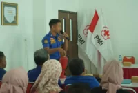 Personel Damkar Ngawi, Eko Wahyudi menguraikan teori dan teknik padamkan api kepada relawan PMI Ngawi.