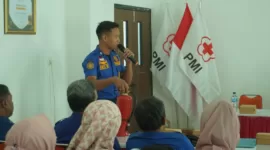 Personel Damkar Ngawi, Eko Wahyudi menguraikan teori dan teknik padamkan api kepada relawan PMI Ngawi.