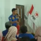 Personel Damkar Ngawi, Eko Wahyudi menguraikan teori dan teknik padamkan api kepada relawan PMI Ngawi.