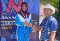 Siswi SMAN 3 Ponorogo terima medali di ajang O2SN 2024.