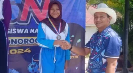 Siswi SMAN 3 Ponorogo terima medali di ajang O2SN 2024.