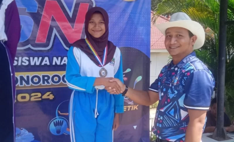 Siswi SMAN 3 Ponorogo terima medali di ajang O2SN 2024.