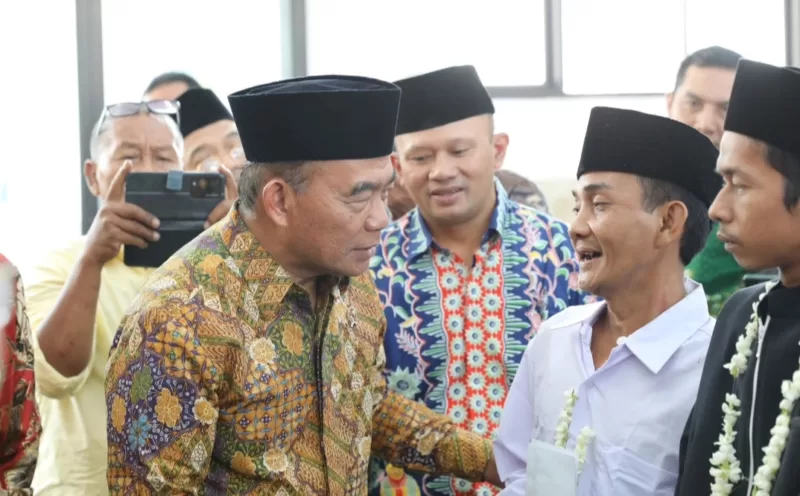 Menko Muhadjir ketika berbincang dengan pengantin pria.