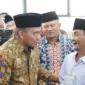 Menko Muhadjir ketika berbincang dengan pengantin pria.