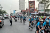 Peserta gowes Tour de Panderman melintas di wilayah Sidoarjo.