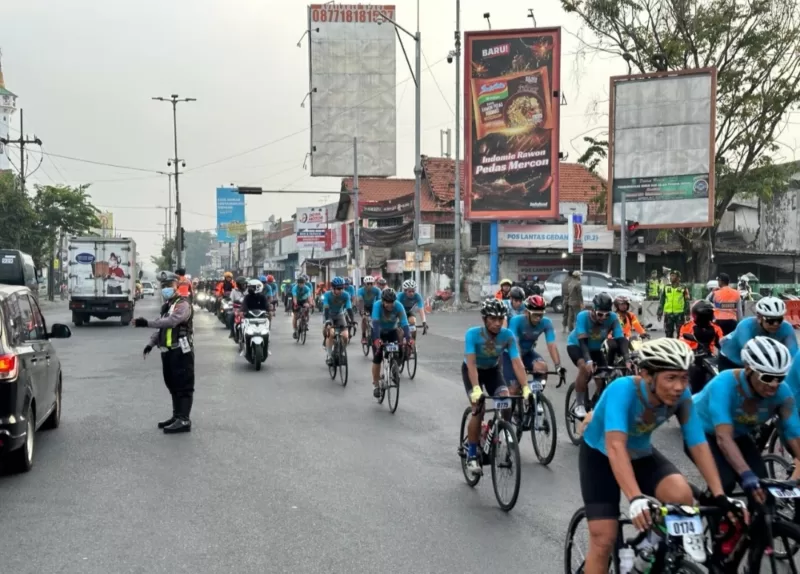 Peserta gowes Tour de Panderman melintas di wilayah Sidoarjo.