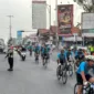 Peserta gowes Tour de Panderman melintas di wilayah Sidoarjo.