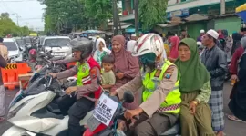 Anggota Polres Pamekasan Antarkan keluarga calon jamaah haji (CJH).