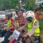 Anggota Polres Pamekasan Antarkan keluarga calon jamaah haji (CJH).