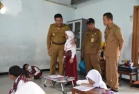 Plt Bupati Sidoarjo Subandi saat berbincang dengan salah satu siswi.