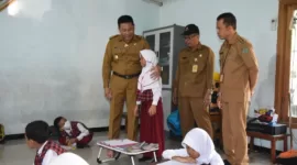 Plt Bupati Sidoarjo Subandi saat berbincang dengan salah satu siswi.