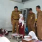 Plt Bupati Sidoarjo Subandi saat berbincang dengan salah satu siswi.