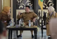 Plt. Bupati Sidoarjo, Subandi, saat melakukan sidak di SDN Jenggot pada Senin (10/6). 