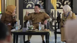 Plt. Bupati Sidoarjo, Subandi, saat melakukan sidak di SDN Jenggot pada Senin (10/6). 