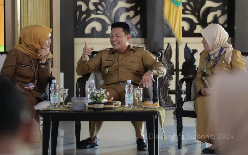 Plt. Bupati Sidoarjo, Subandi, saat melakukan sidak di SDN Jenggot pada Senin (10/6). 