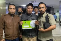 Ajudan Bupati Malang Sanusi mendampingi suami dari jenazah Trisiyami saat melunasi biaya perawatan di RSI UNISMA.