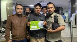 Ajudan Bupati Malang Sanusi mendampingi suami dari jenazah Trisiyami saat melunasi biaya perawatan di RSI UNISMA.