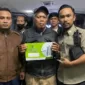 Ajudan Bupati Malang Sanusi mendampingi suami dari jenazah Trisiyami saat melunasi biaya perawatan di RSI UNISMA.