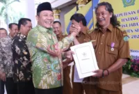 Plt Bupati Sidoarjo H. Subandi serahkan SK Perpanjangan Masa Jabatan Kedes Kabupaten Sidoarjo di Pendopo Delta Wibawa, Kamis (13/06).