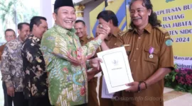 Plt Bupati Sidoarjo H. Subandi serahkan SK Perpanjangan Masa Jabatan Kedes Kabupaten Sidoarjo di Pendopo Delta Wibawa, Kamis (13/06).