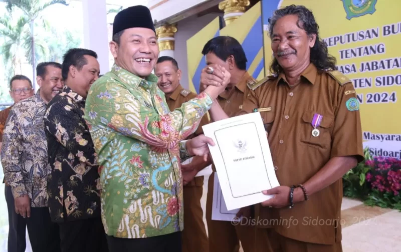 Plt Bupati Sidoarjo H. Subandi serahkan SK Perpanjangan Masa Jabatan Kedes Kabupaten Sidoarjo di Pendopo Delta Wibawa, Kamis (13/06).