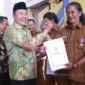 Plt Bupati Sidoarjo H. Subandi serahkan SK Perpanjangan Masa Jabatan Kedes Kabupaten Sidoarjo di Pendopo Delta Wibawa, Kamis (13/06).