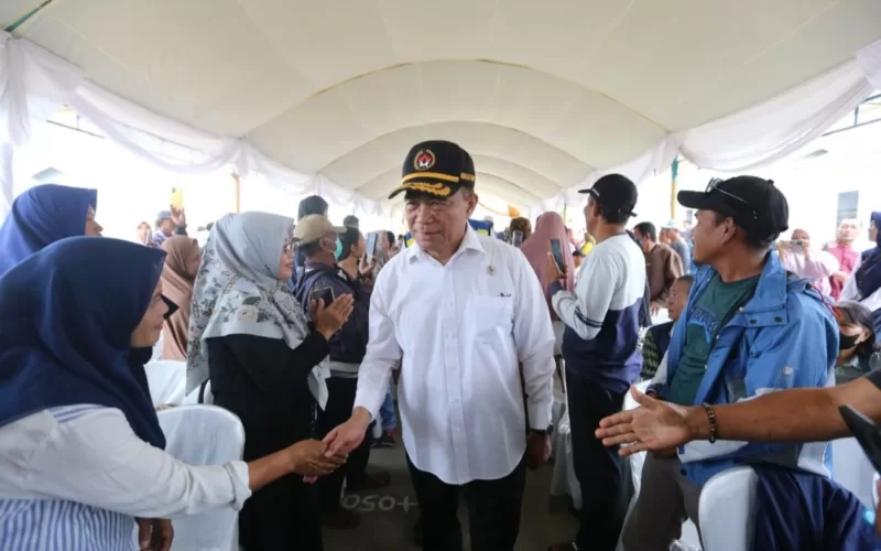 Menko Muhadjir disambut warga penerima huntap di Kelurahan Tondo, Kecamatan Mantikulore, Kota Palu, pada Jumat (14/6/2024).