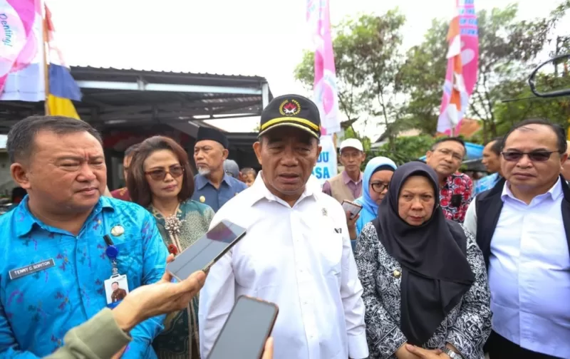 Menko Muhadjir berikan keterangan terkait pengukuran dan intervensi serentak pencegahan stunting di Posyandu Angkasa, Kelurahan Birobuli Utara, Kecamatan Palu Selatan, Kota Palu, Sulawesi Tengah, pada Jumat (14/6/2024).