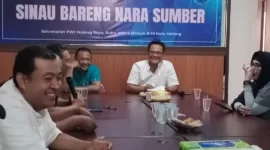 Dwi Hari Cahyono bersama ketua PWI Malang Raya dan berserta pengurus.