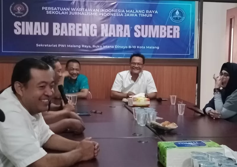 Dwi Hari Cahyono bersama ketua PWI Malang Raya dan berserta pengurus.