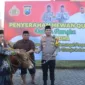 Kapolresta Sidoarjo Kombes. Pol. Christian Tobing ketika menyerahkan hewan kurban kepada masyarakat.