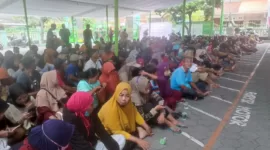 Ribuan warga saat mengantri untuk pengambilan daging kurban di Masjid Siti Suci Nur Rohmah Perumahan Magersari Permai.