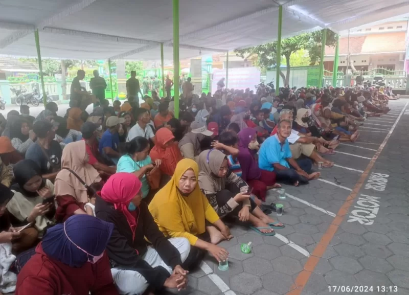 Ribuan warga saat mengantri untuk pengambilan daging kurban di Masjid Siti Suci Nur Rohmah Perumahan Magersari Permai.