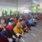 Ribuan warga saat mengantri untuk pengambilan daging kurban di Masjid Siti Suci Nur Rohmah Perumahan Magersari Permai.