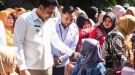Plt Bupati Subandi sedang mengobrol dengan salah satu pelaku UMKM ketika mau mengurus NIB.