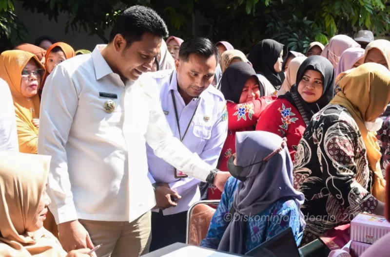 Plt Bupati Subandi sedang mengobrol dengan salah satu pelaku UMKM ketika mau mengurus NIB.